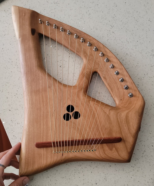 16 string Electro-Lyra
